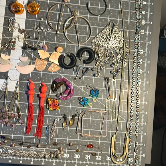 Jewelry lot: 45 pieces of earrings, rings, necklaces & bracelets Dainty to Bold! - Picture 2 of 6